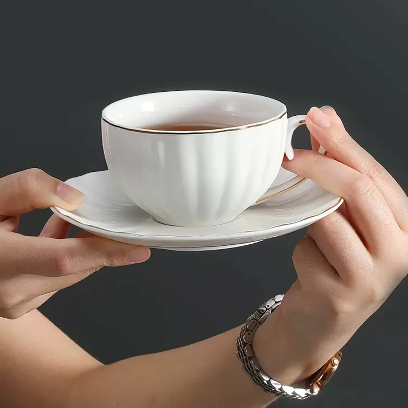 Coffee Tea Latte - Witte keramische koffiekop met gouden rand
