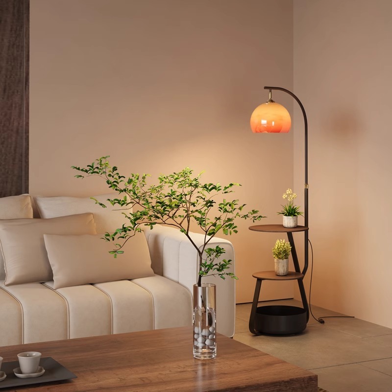 Vloerlamp, antiek nachtkastje  - Coffee & Tea Ken'S House recensie en prijs