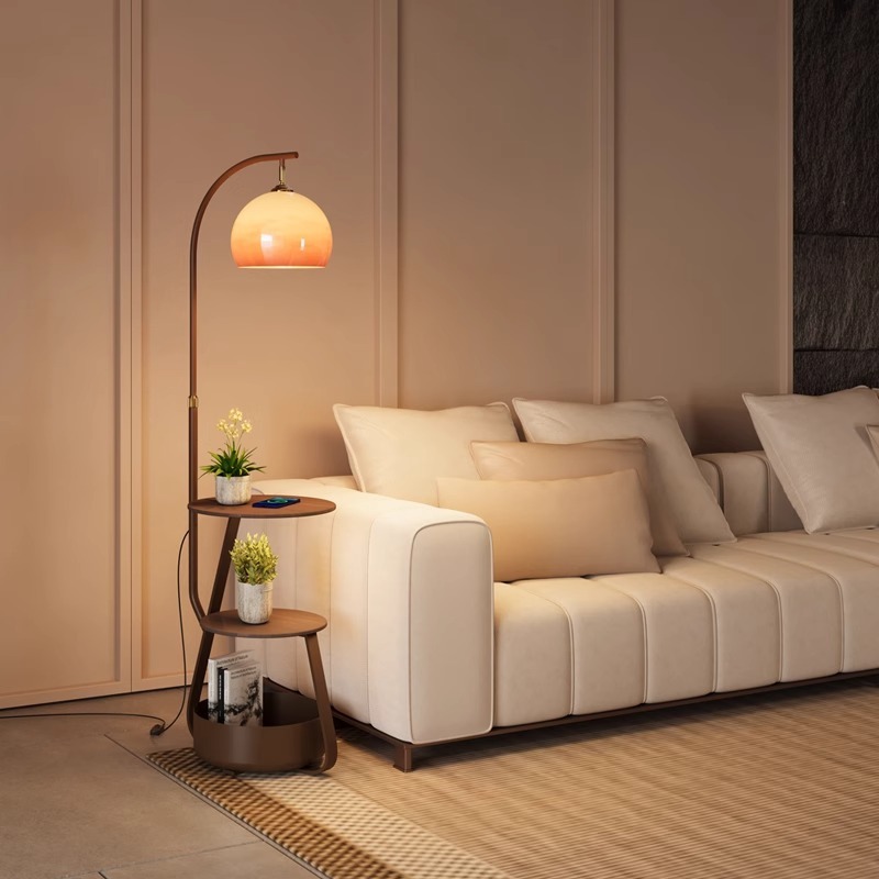 Vloerlamp, antiek nachtkastje  - Coffee & Tea Ken'S House recensie en prijs